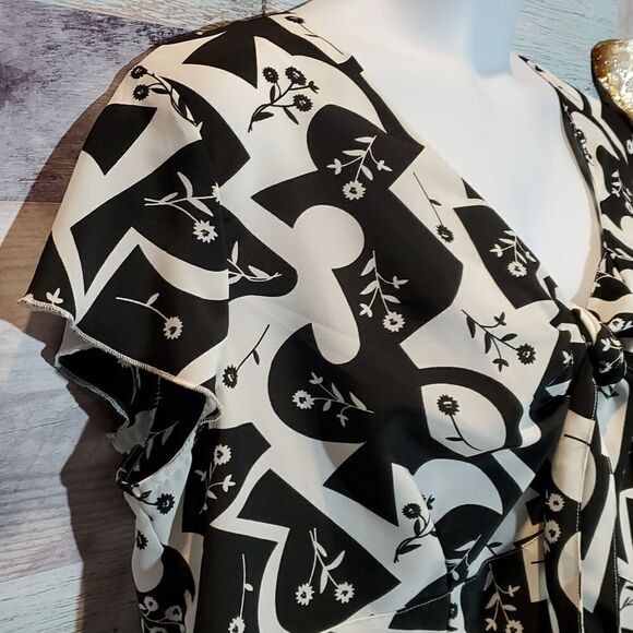 Carolina Colours Black White Floral Tie Front Blouse Plus Size 22W Casual Fun - Picture 2 of 8